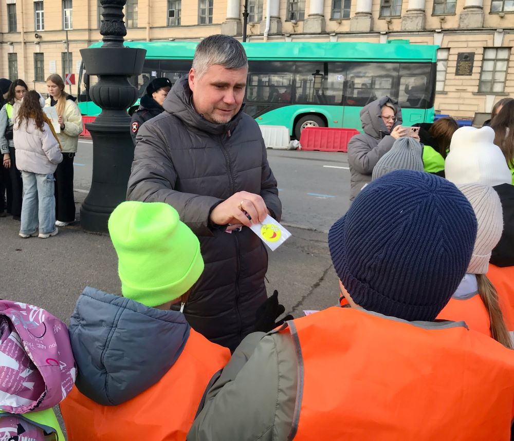 Юные жители Васильевского острова напомнили водителям о необходимости быть внимательными на проезжей части